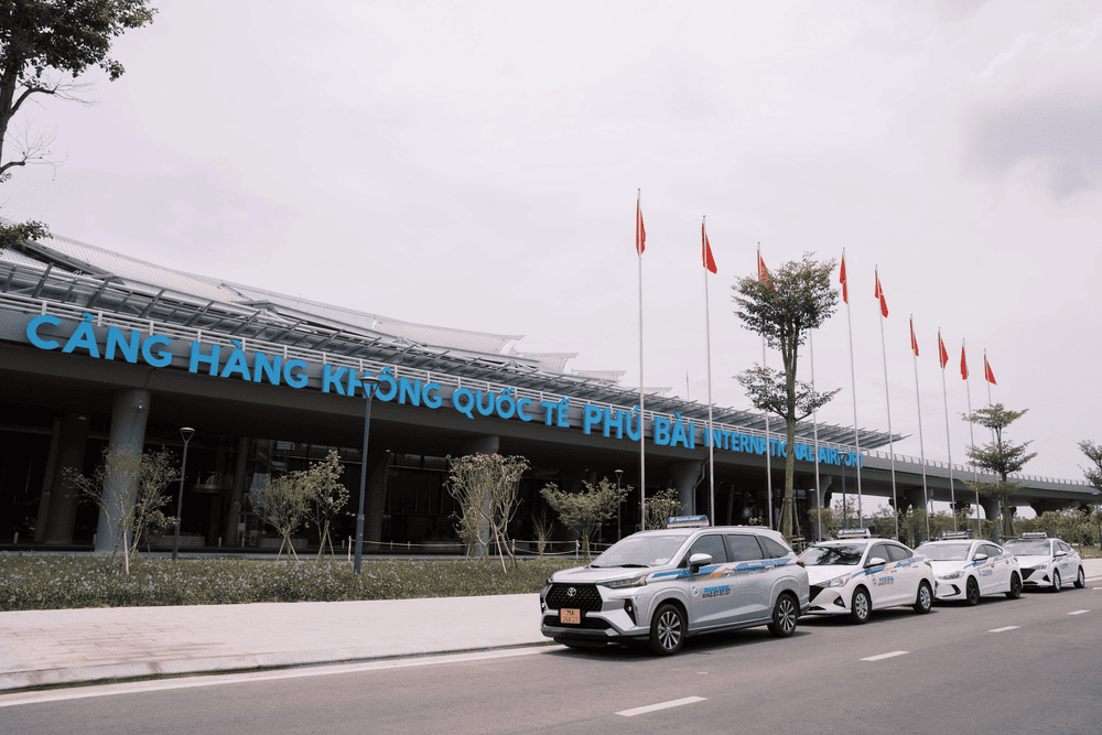 Cảng h&agrave;ng kh&ocirc;ng Quốc tế Ph&uacute; B&agrave;i l&agrave; một trong những cửa ng&otilde; v&agrave;o Huế (Nguồn: Th&agrave;nh C&ocirc;ng Taxi Huế)